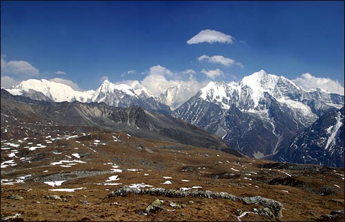 철코 리(4984M) 정상에서 바라보는 풍경. 오른쪽 눈 덮인 봉우리는 랑시샤 리(6427M). 